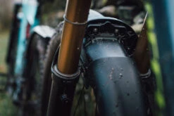 Mudhugger EVO Bolt-On - Garde-boue Pour Fourches Fox -Vélos Promotion Boutique Mudhugger BoltOnEVO 04